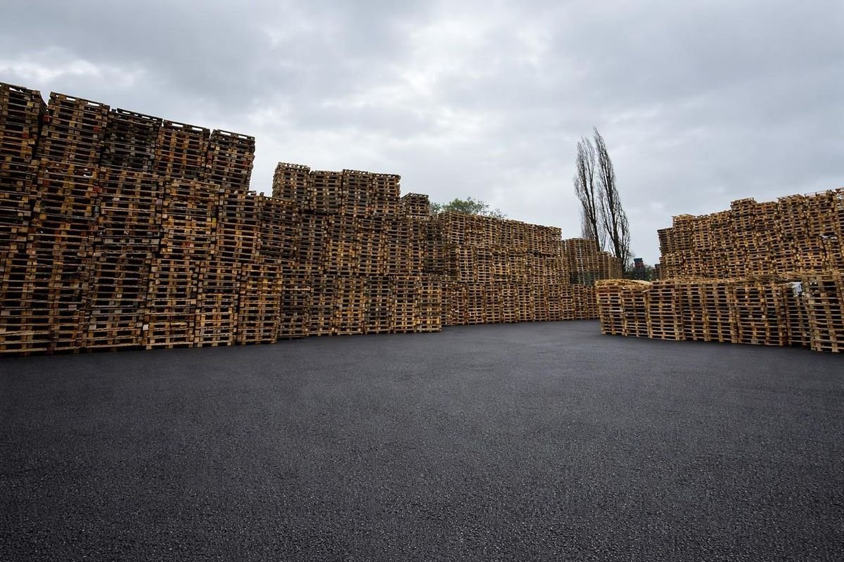 Grootschalige opslag van houten pallets op het DirectPAL-depot bij Parijs